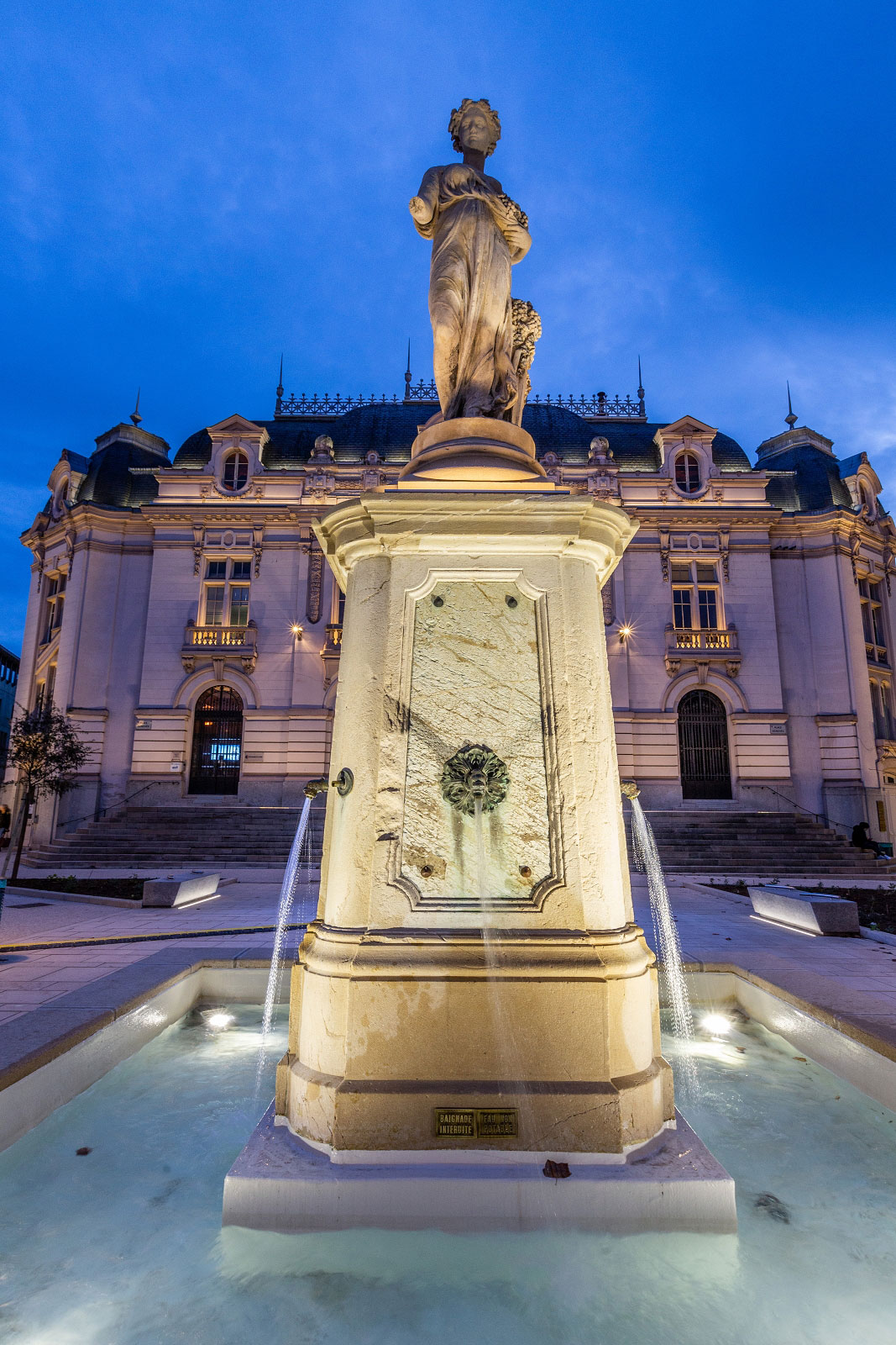 Photo de la fontaine de nuit