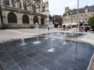 Alençon fontaine sèche Place de la Magdeleine