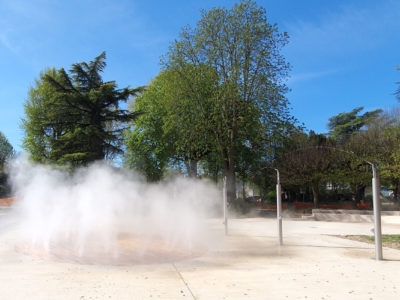 Brumisation au sol et mâts jardin des Arènes Perrigueux