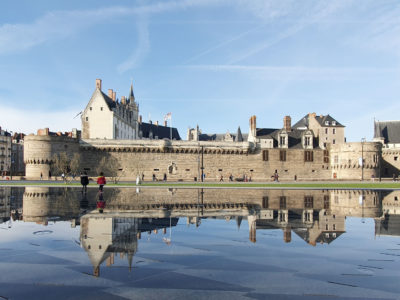 miroir d'eau reflet enfants Château des Ducs de Bretagne Nantes