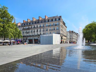 Vue sur la Place du Commerce et ses fontaines