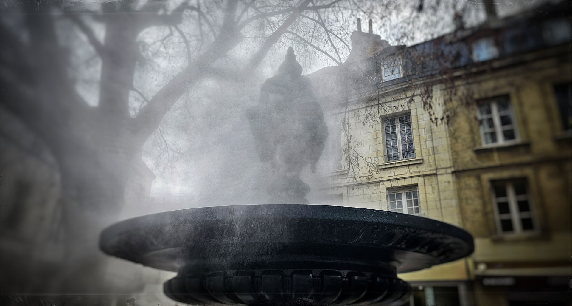 Place du Puits Neuf, fontaine brumisante SAUMUR (49)