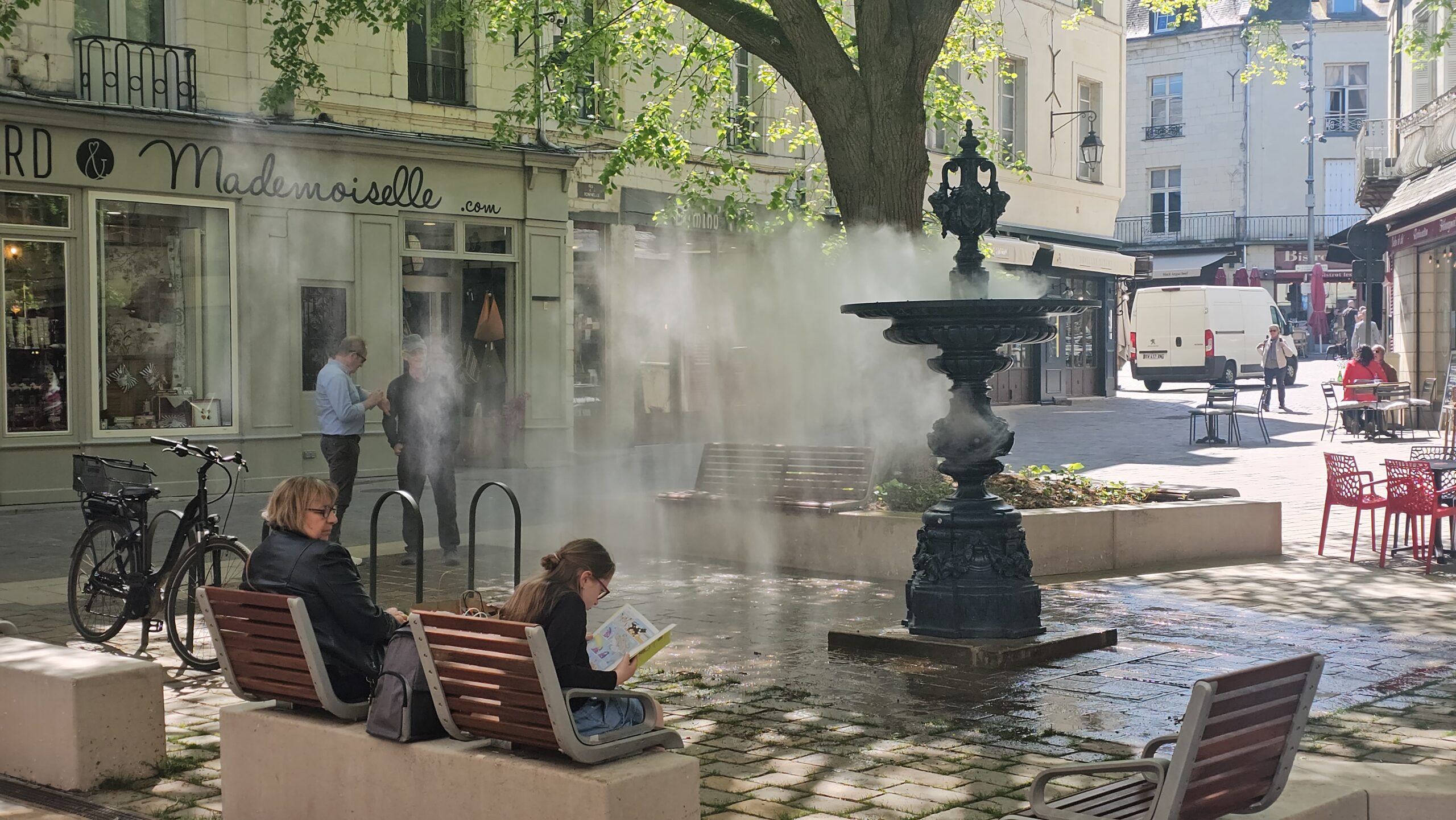 Place du Puits Neuf, fontaine brumisante SAUMUR (49)