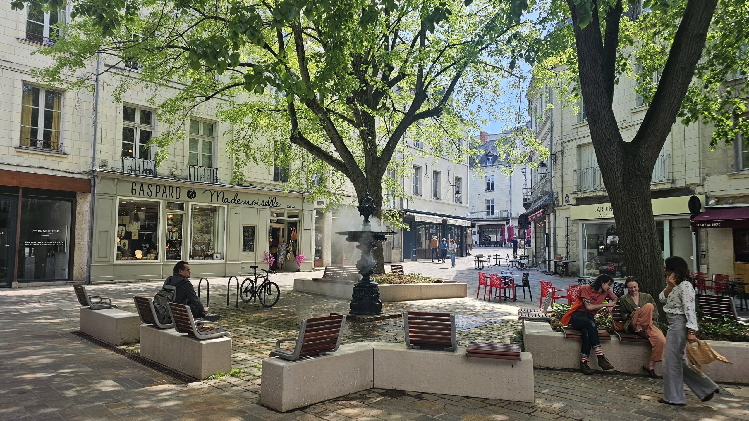 Place du Puits Neuf, fontaine brumisante SAUMUR (49)