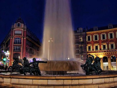 nice place massena fontaine historique diluvial nuit foutain