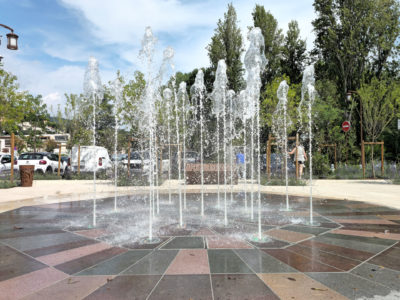 Fontaine sèche de 17 jets dynamiques en fonctionnement sur l'Esplanade de la Siagne à Mandelieu-La-Napoule