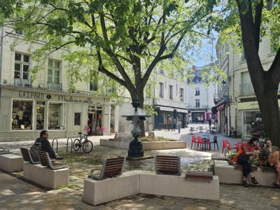 Vue d’ensemble de la fontaine restaurée de la place du Puits Neuf à Saumur, avec brumisation en service