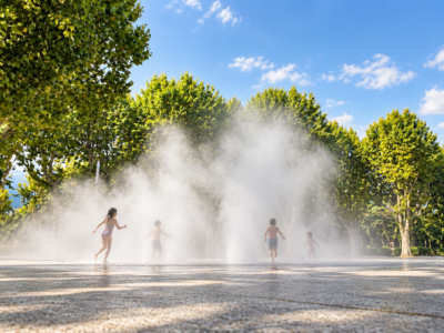 Enfants jouant dans la brume sous les arbres de la Grande Esplanade à Grenoble